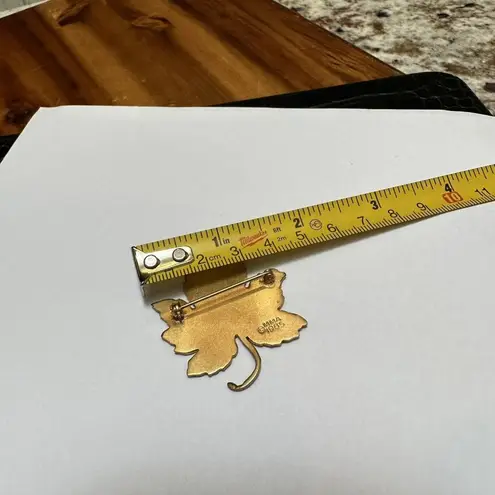 MMA Metropolitan Museum of Art Gold Tone Red Enamel Maple Leaf Pin Brooch 1985