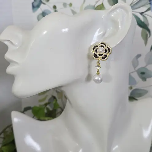 Boutique Gold and Pearl Necklace Reversible Flowers and Camellia Flower with Earrings Set