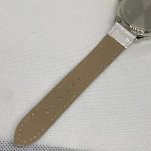 Women wrist watch Quartz analog silver tone 37mm round mother pearl running