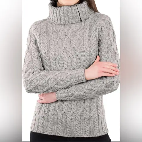 Elegant Cable Knit Turtleneck Sweater in Light Green 100% Cashmere