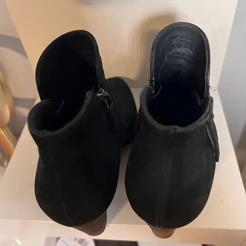 Paul Green Textured Leather Ankle Boots w/Stacked Heel & Side Zip Detail-SZ 7