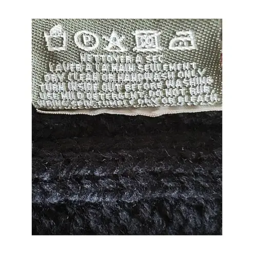 Carraig Donn Made in Ireland Aran Knit Wool Wrap Scarf w/ Pockets Black Size undefined