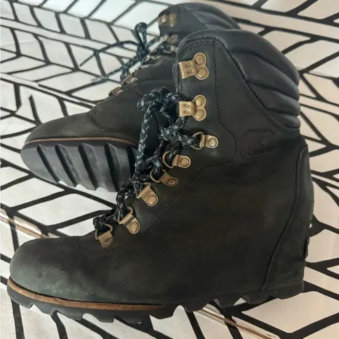 Sorel  Conquest Waterproof Leather Wedge ankle lace up boots in black size 8