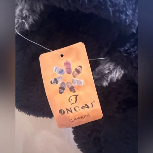 NC AI GRAY SLIPPER SIZE 8 unisex lippers appear to be a fluffy, possibly