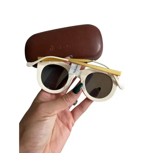 illesteva Cream Wayfarer Sunglasses Sunnies w/ Case