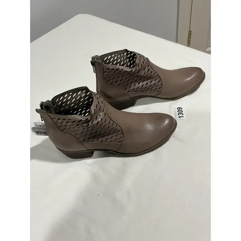 Zigi Soho Woman’s Nwt Ankle Boots Back Zip Taupe 8.5
