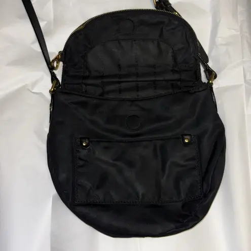 Marc by Marc Jacobs BLACK NYLON CROSSBODY W/ GOLD HARDWARE
POCKETS IN & OUTSIDE