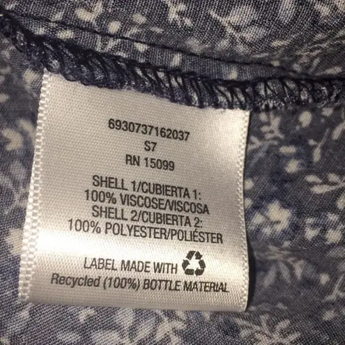 simply styled Woman’s Ruffle Crop Button Down Top