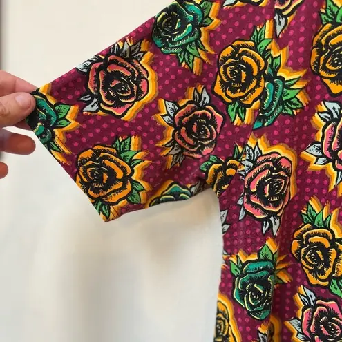 LuLaRoe 2/$12  Women’s Pink Yellow Green Rose Short Leave Stretch Top Size Small