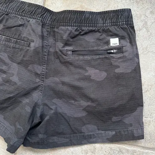 Vuori  Women’s Ripstop Short in Black Camo Size Medium VW364