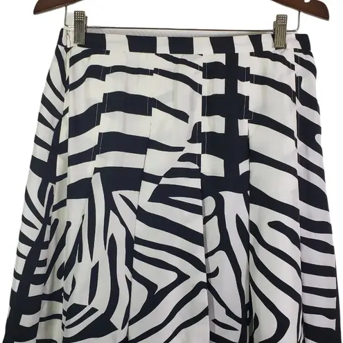 JULIE HAUS Size 8 White, Black Abstract Print Pleated, A