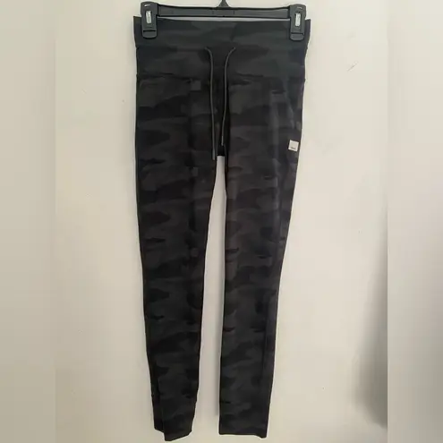 Vuori  Dark  green Camouflage Leggings size S - Image 4