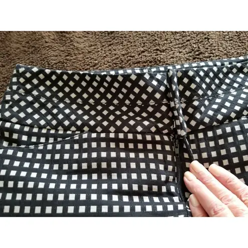Elle Mid Rise Black w White Square Pattern Cropped Capri Pant Pockets Women's 2