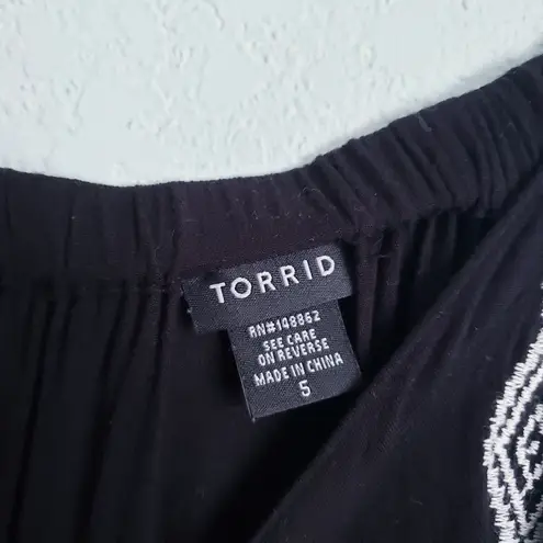 Torrid  Black and‎ White Embroidered Tank