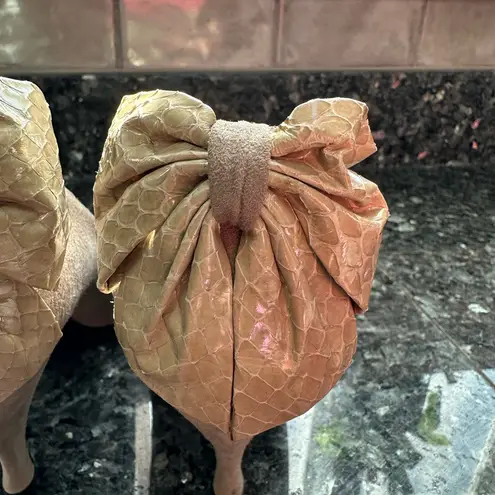 Stuart Weitzman Vintage  Mr. Seymour Taupe Suede Snakeskin Bow Pumps Heels Size 7 - Image 5