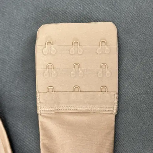 SKIMS Wireless Form Push Up Plunge Bra Size 44D Clay? Beige Padded Lined Logo