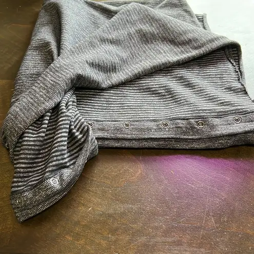 Lululemon  Scarf Wrap Snap Buttons Gray Black