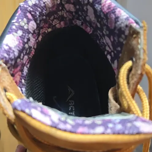 has a safety helmet Brand Acton. Tan Size 7