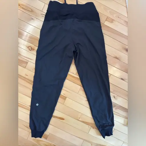 Lululemon EUC  black joggers size 2 or XS ? thumbnail 2