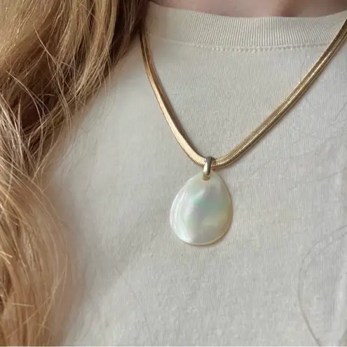 American Vintage Vintage Mother of Pearl Pendant Necklace “Calypso” 18” Gold Snake Chain Teardrop Jewelry