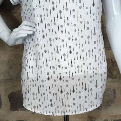 Sweet Rain S. R. by Blouse Woman's Size Large White Black Arrow Print Cap Sleeve