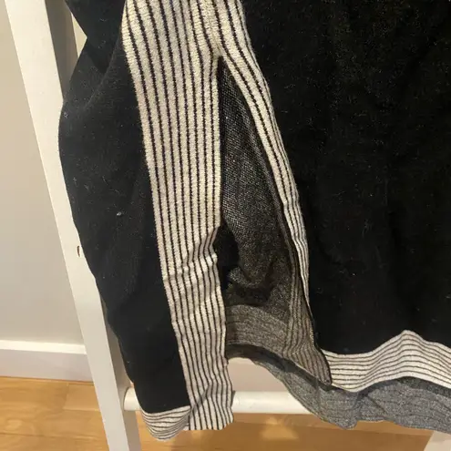 Zenana Outfitters Black & White Contrast Sweater - Side Slit Detail - Size Large