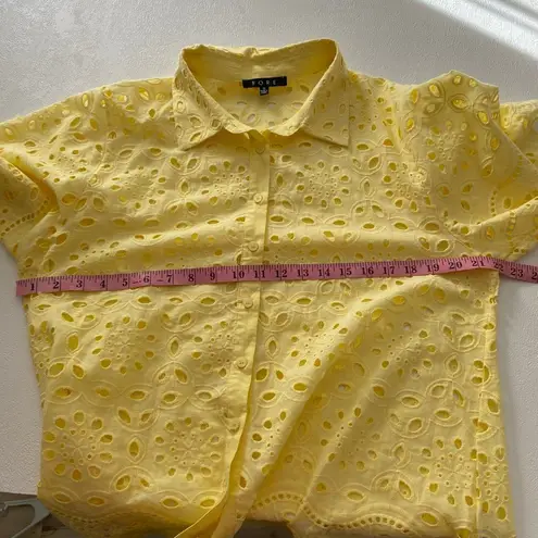 FORE Yellow Eyelet Lace Button