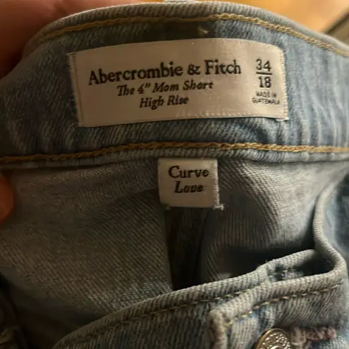 Abercrombie & Fitch  curve love The 4”mom high rise jean shorts size 34/18 .