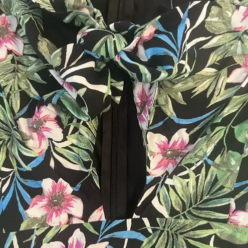 New Francesca’s Gretta Palm Tropical Print Front Knot Romper Small Green