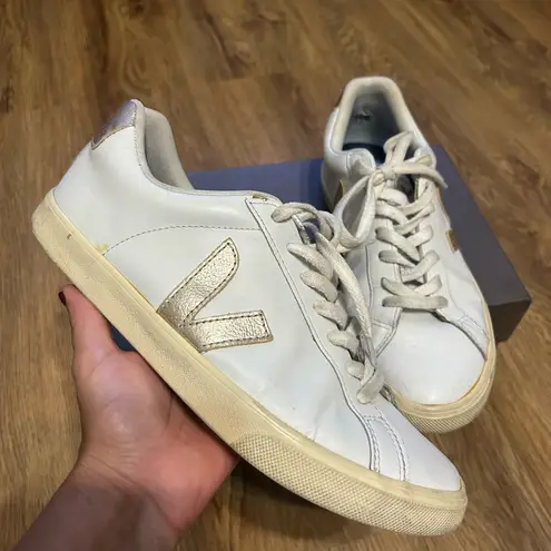VEJA white gold lace up low top shoes sneakers