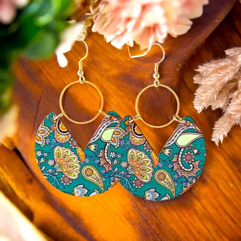 Vibrant Geometric Unique Shape Line Accents Delicate Flower Pattern‎ Earrings