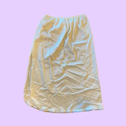 Vassarette Vintage 90s Lace Trimmed White Slip 🔥