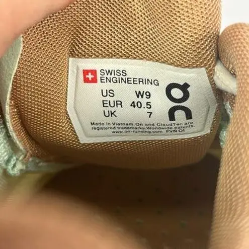 on cloud On Running Cloud Flow Women’s Size 9  thumbnail 7