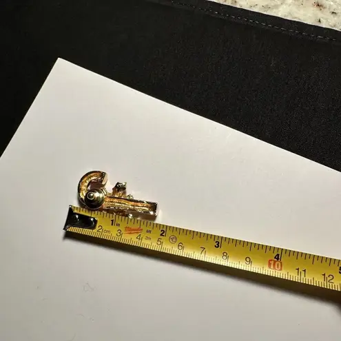 Avon Tack Lapel Pin Gold Tone Enamel Candy Cane Rhinestone Christmas Holiday