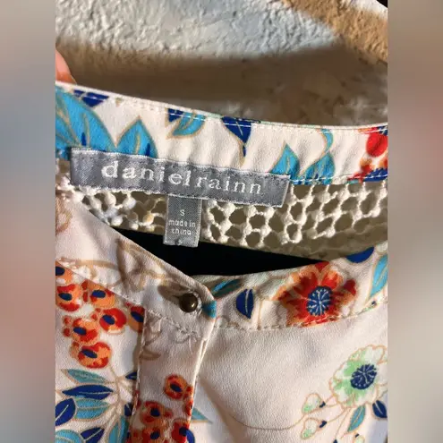 Daniel Rainn Orange and Blue Asymmetrical Cap Sleeve Blouse w crochet accents - Image 2