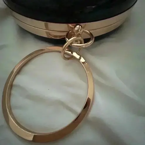 UNBRANDED FUN ROUND BLACK PATENT VEGAN LEATHER LOOK PURSE SILVER CHAIN