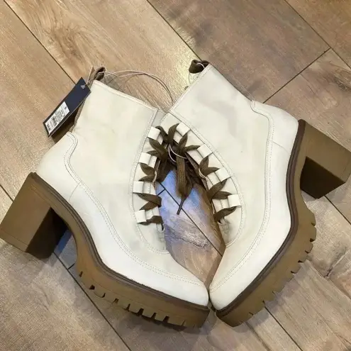 Universal Threads 4/$25 NWT Universal Thread Women's Glenda Hiking Boots Off-White Sz 9.5