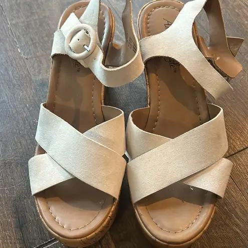 American Eagle  Women’s Sandals Sz 9 1/2 White Wedge Shoes Cork.