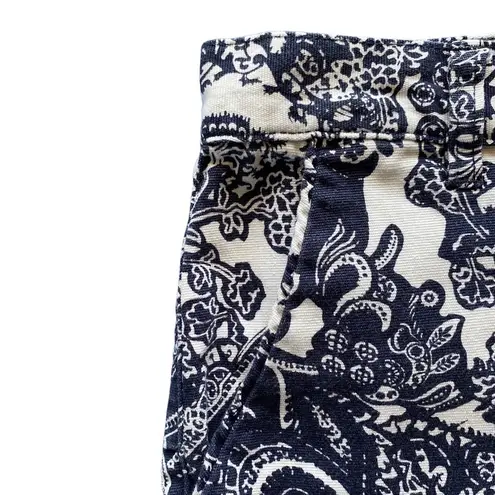 Joe Fresh women's size 8 with a 4" inseam blue and white shorts pockets