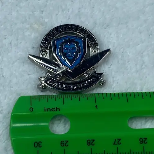 Pacific&Co Dalstrong Gladiator Series Pin Silver Blue Metal Crossed Knives Lion