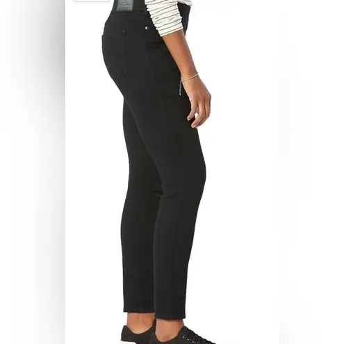 NWT Levi signature Totally Shaping Pull