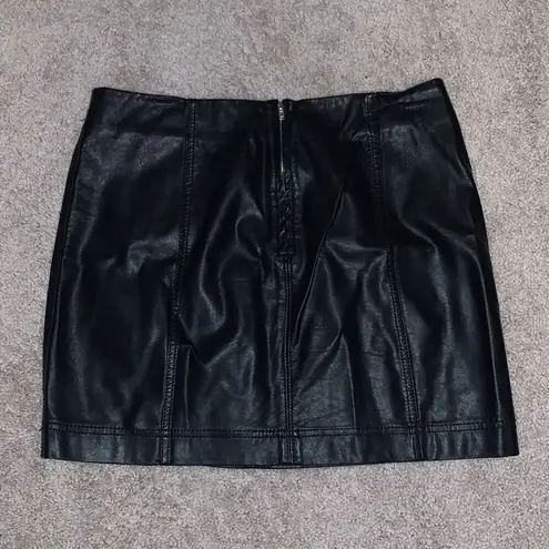 Newbury Kustom Black Faux Leather Mini Skirt Sz L