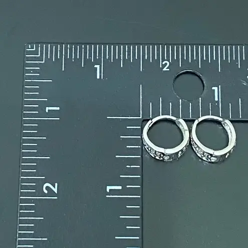 925 Signed Sterling Silver Flower Filigree Huggie Mini Hoop Earrings 3g.