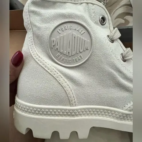 Palladium PAMPA HI high top lace up boots/sneakers , size 8.5 white on white