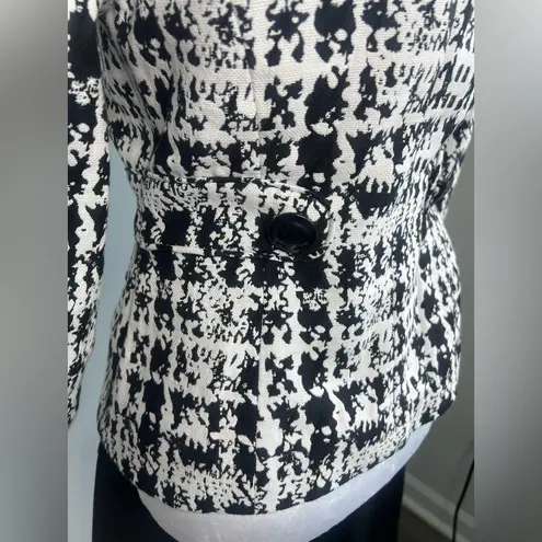 Chick woman’s size small Black and White Geometric Blazer