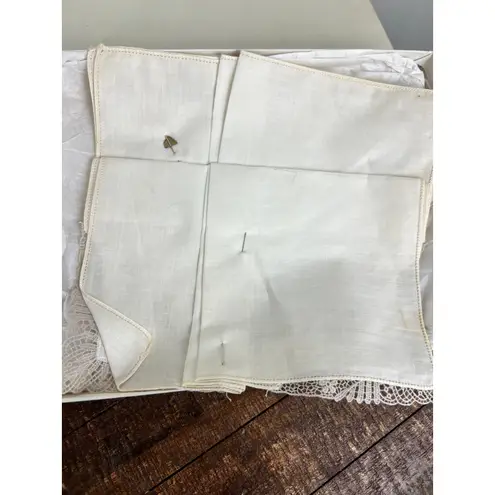 Vintage Embroidered Handkerchiefs Set in Box Lace Trim Cameo Finish Set of 3 White Size undefined - Image 4