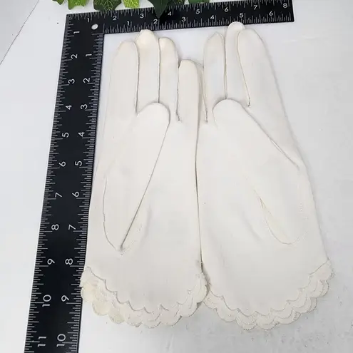 Vintage Van Raalte Classic Scalloped Hem Gloves