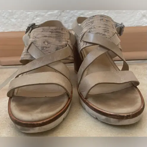 Johnston & Murphy Kayla Multi Bleached Cork/Taupe Leather Heel Shoe; size 7.5 - Image 3