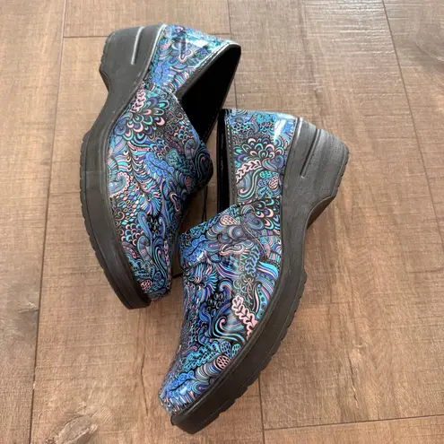 Easy Street Women's Clogs Size 11W Blue Pink Paisley Slip Resistant Shoes Comfy