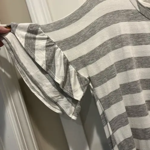 JODIFL Gray white stripe Short Ruffle Sleeve Tee Sz L VGUc